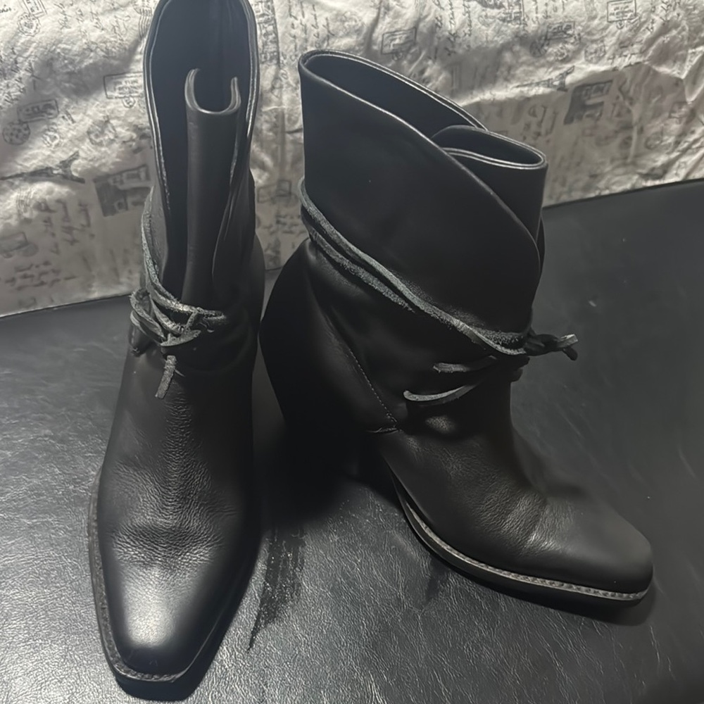 John Fluevog Elegant Black Heeled Boots with Polished Finish sz 7